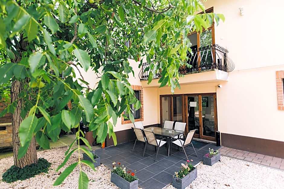 Vén Diófa De Lux Panzió