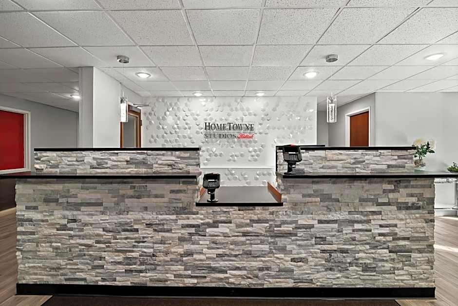 HomeTowne Studios by Red Roof East Lansing - Okemos