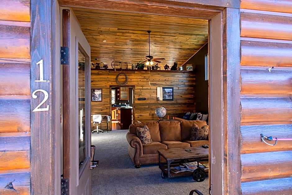 Bison Lodge - Lg Home - 2 bedrooms - less than 5 miles to Yellowstone North Entrance, Sleeps up to 8
