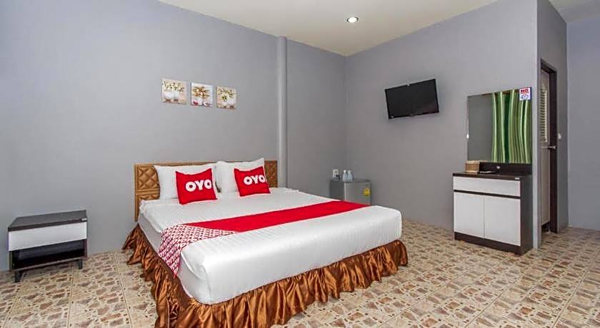 OYO 650 At Night Pranburi