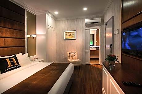 Premier King Room with Window