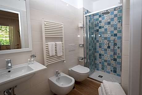 THREE BEDROOMS (5 PAX) WITH KITCHENETTE