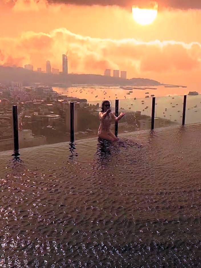 the base 网红公寓 市中心核心区顶层无边泳池俯瞰整个芭堤雅海湾