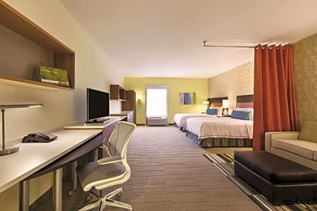 Studio Two Queen Beds