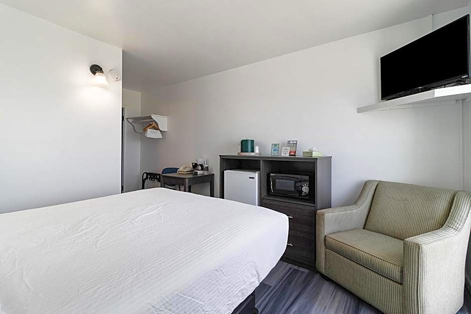 Snyders Shoreline Inn