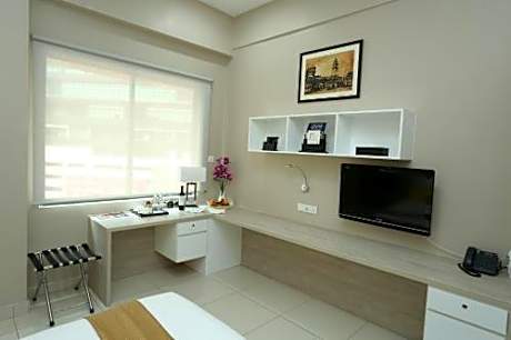 Standard Queen Room - Non-Smoking