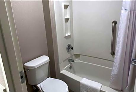 Queen Room with Two Queen Beds - First Floor/Non-Smoking