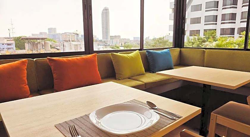 Red Door Samsen Hotel