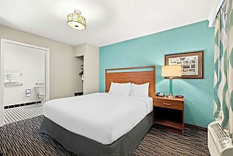 Bonnie and Clyde King Suite with Jetted Tub - Non-Smoking