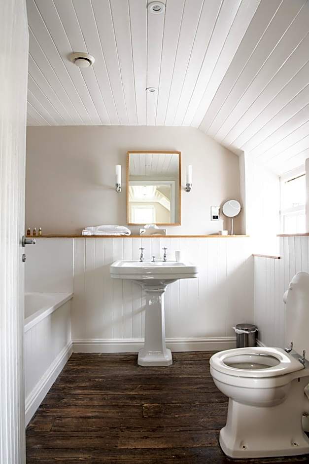 Wheelwrights Arms Country Inn & Pub