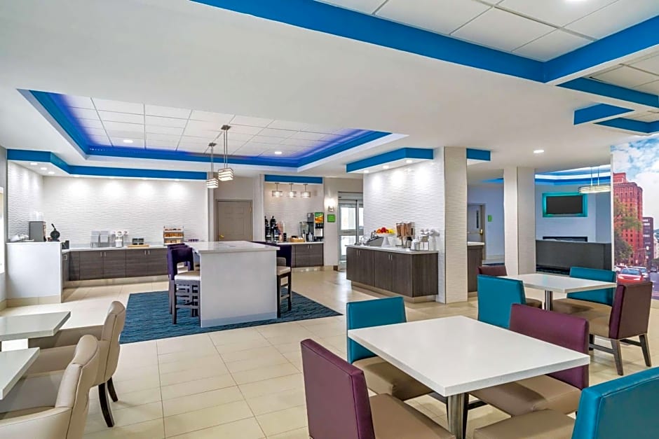 La Quinta Inn & Suites by Wyndham Albany Airport