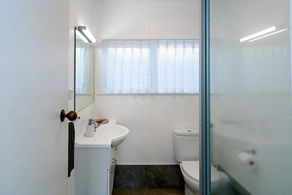 Hananui Lodge and Apartments