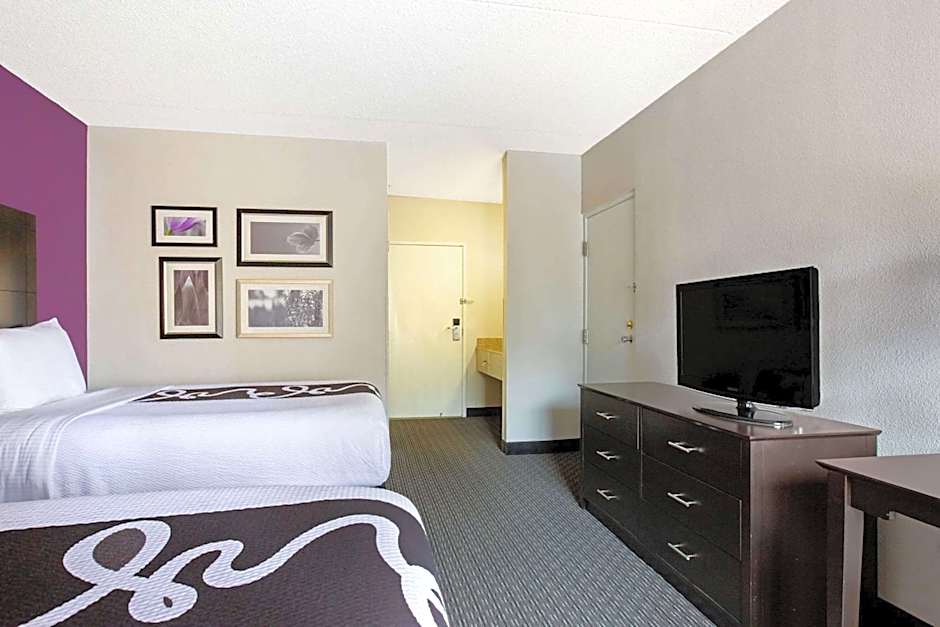 La Quinta Inn & Suites by Wyndham Miami Airport East