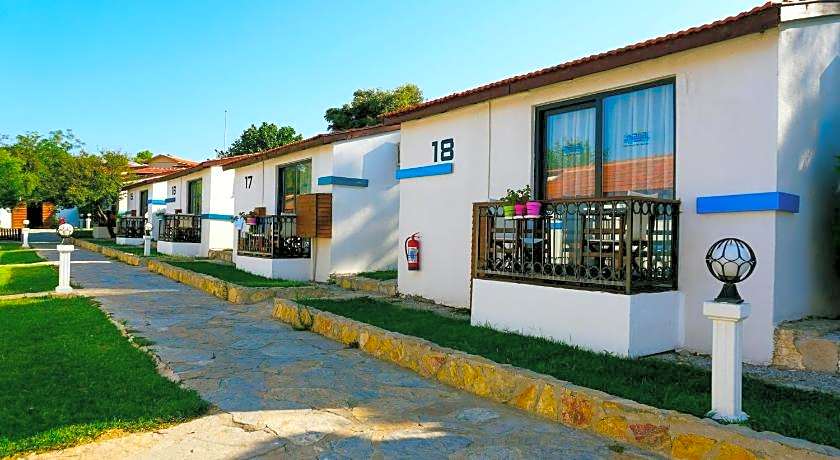 Maya Bistro Hotel & Beach