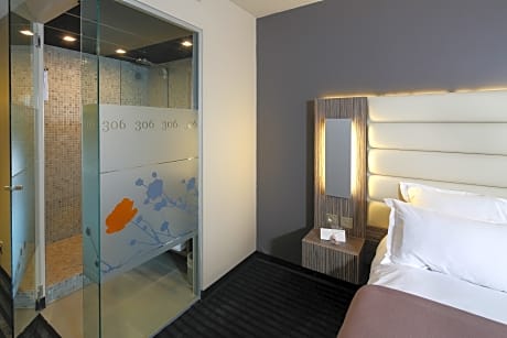 DOUBLE ROOM