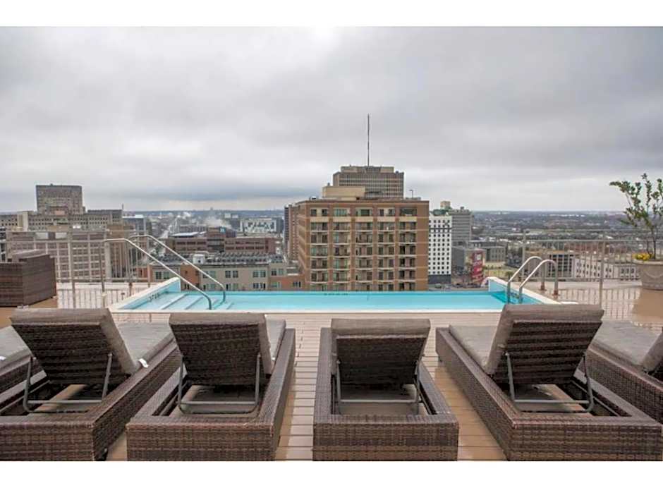 Amazing Condos Beautiful View 2 Blocks To French Quarter, Small Rooftop Pool, Gym, Seanger Theater, Super Dome, And Bourbon St