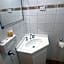 OVERLANDER MOTOR LODGE