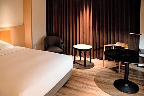 Guest room, 1 King, Mid floor