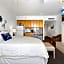 Beach House Inn & Suites