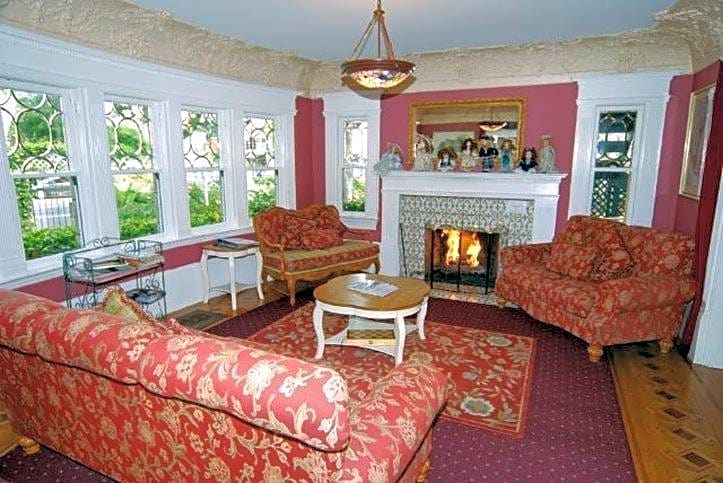 Rose Garden Inn – Berkeley, CA