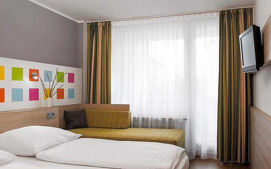 Business & Budget Hotel Tessin