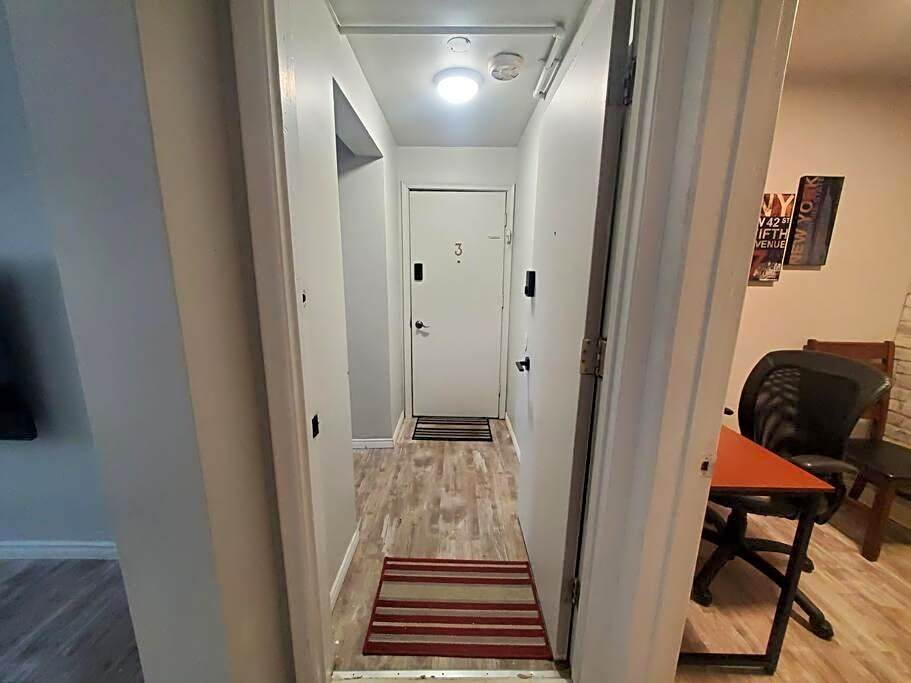 Central Private 1BR Apt. w/Free Prkg + Fast Wi-Fi