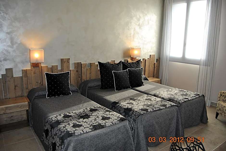Photo 1 of 5 of Triple Room