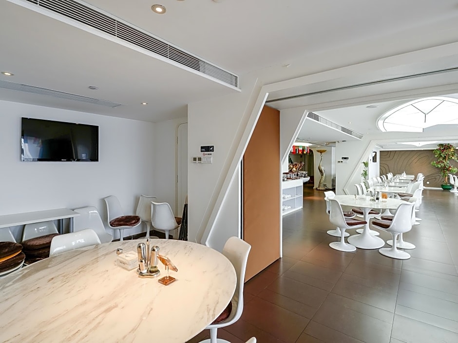 Planet Hotel