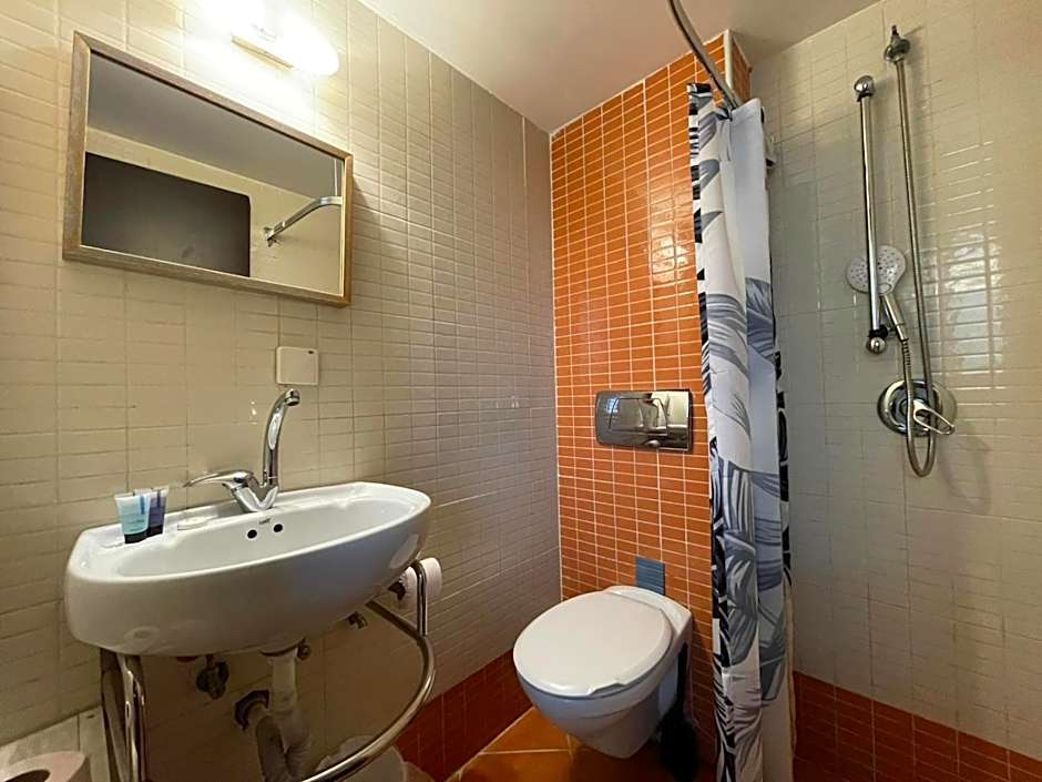 3Bedroom Suite 10 with Balcony and shelter