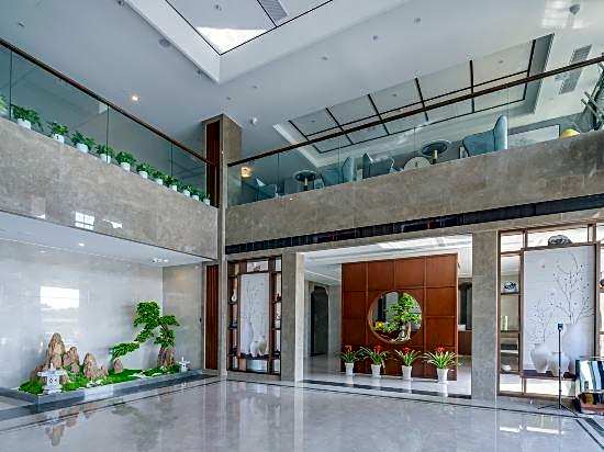 Binhai Station Hotel