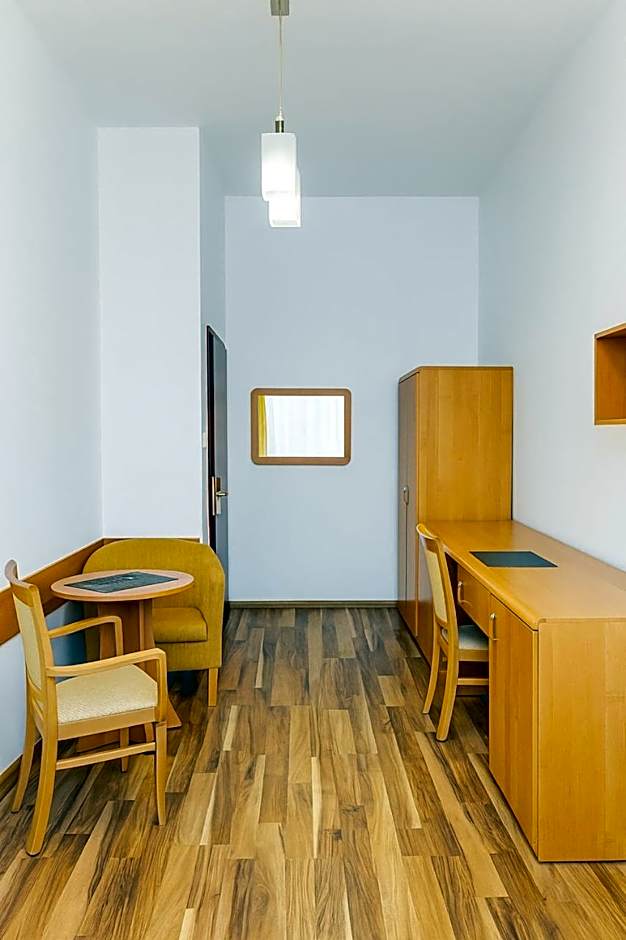 Babel Hostel, Dworzec PKP, Rynek