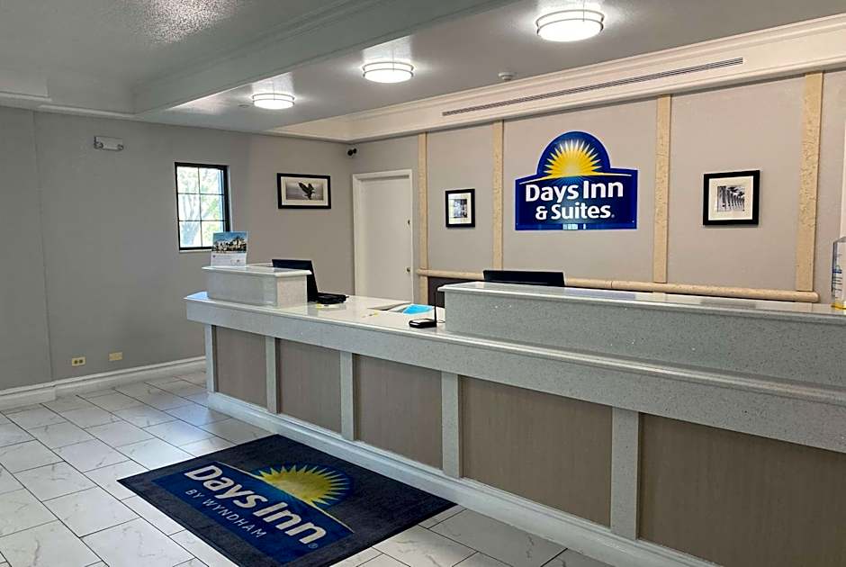 Days Inn & Suites by Wyndham Arlington Heights