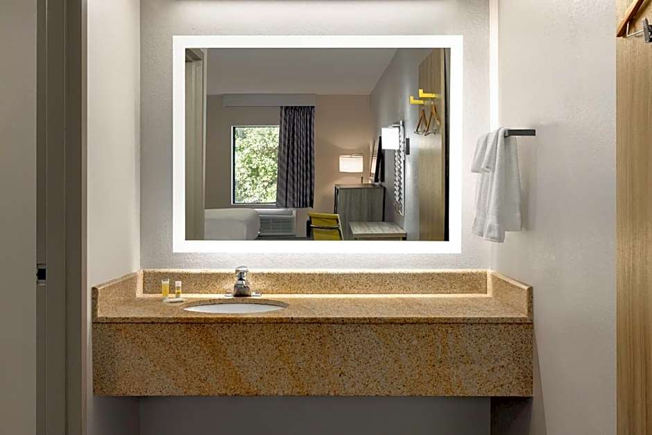 Days Inn by Wyndham Blythewood North Columbia