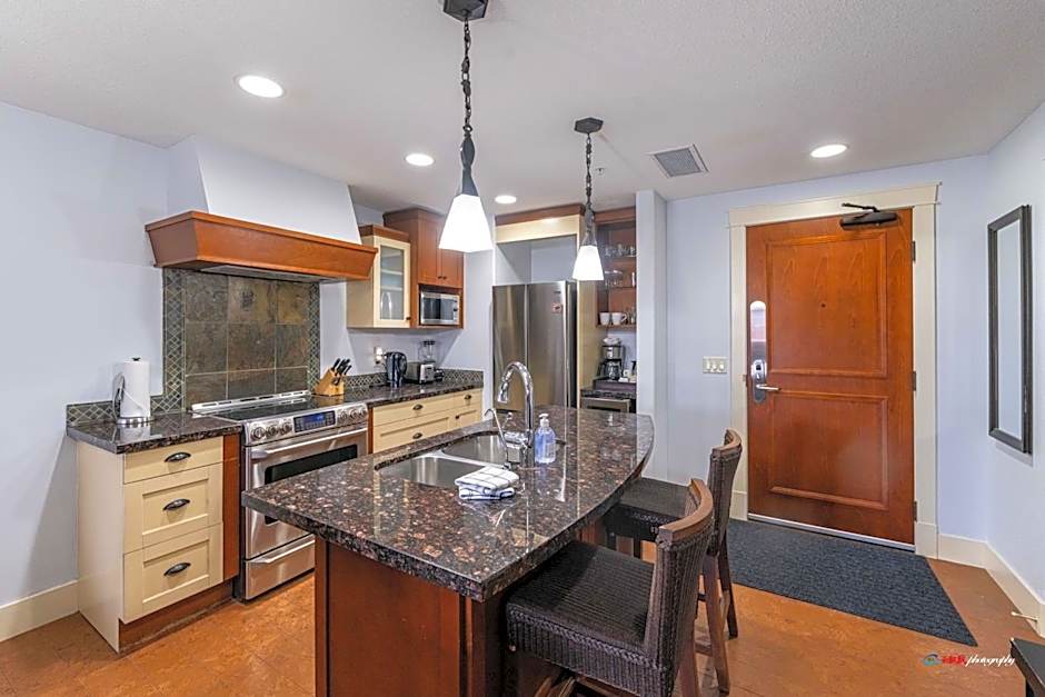 Solara Suite with Indoor Pool / Hot tub / Parking