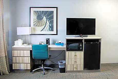 King Room with Bath Tub - Mobility Accessible/Non-Smoking