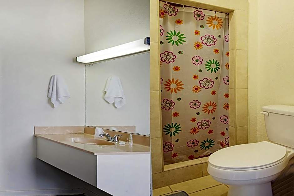 OYO Cameron Historic Hotel Brownsville I-69E