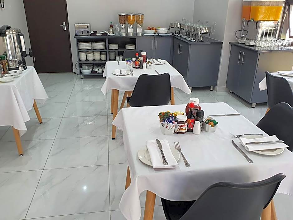 La Orchard Hotel