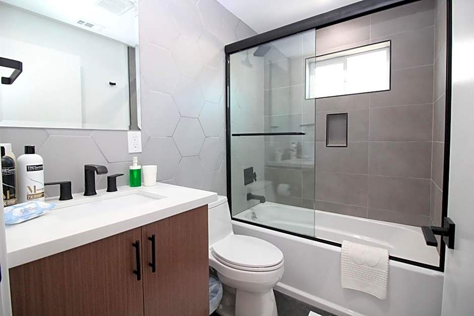 Los Angeles 3BR Villa Suites with Free Parking