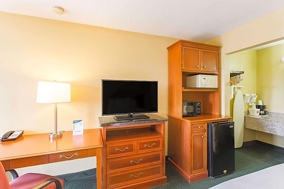 Econo Lodge White Pine Morristown I-81 & I-40 Split