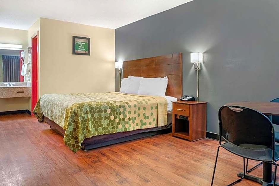 Econo Lodge Inn & Suites Forest