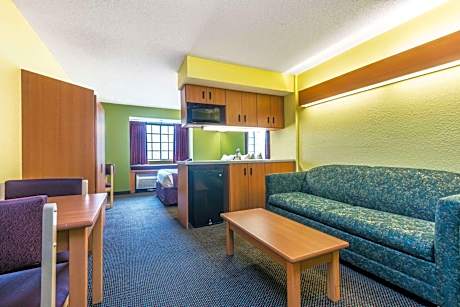 Deluxe Queen Suite - Non-Smoking