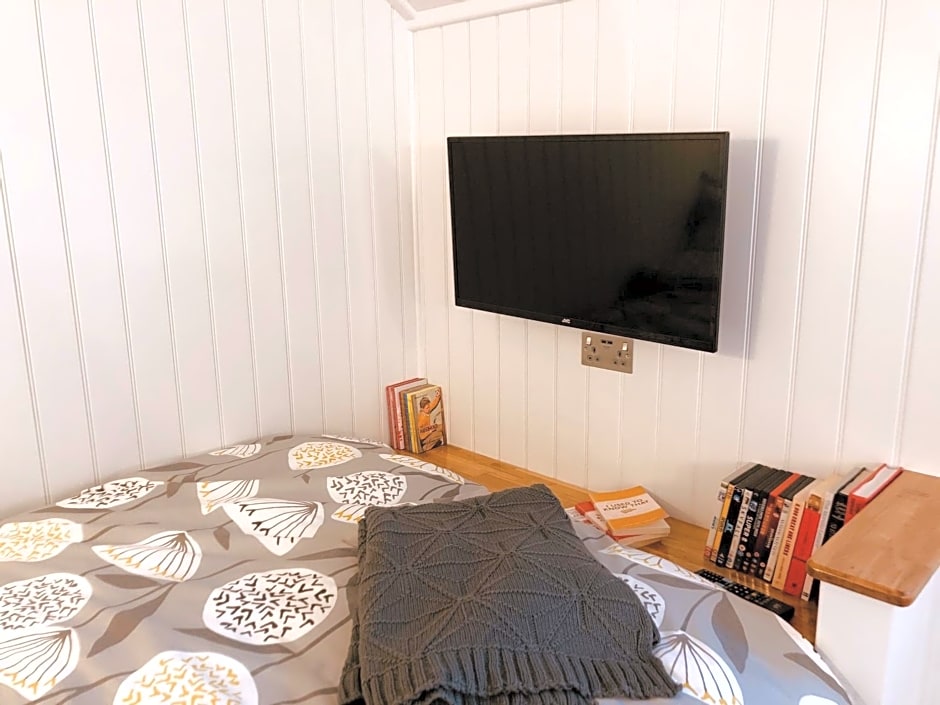 Somerleyton Meadows - The Hideaway Hut & Hot Tub