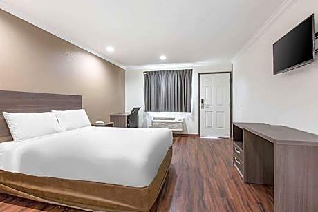 Baymont by Wyndham Bakersfield