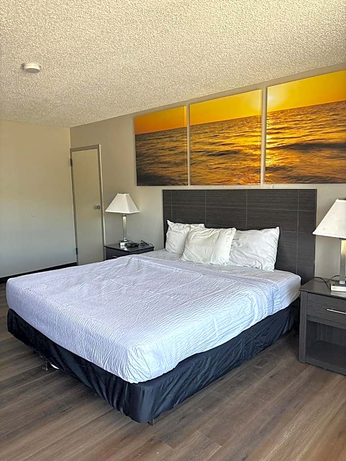 Photo 1 of 5 of King Room with Mobility Access and Bathtub with Grab Bars, Non-Smoking