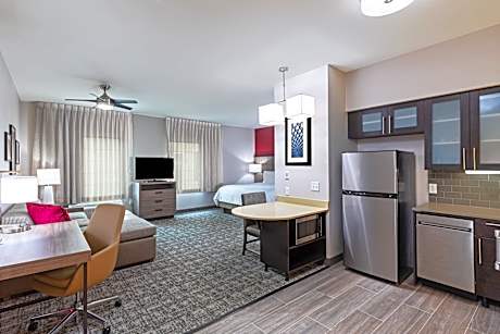 1 King Studio Suite Comm Access Transfer Shower