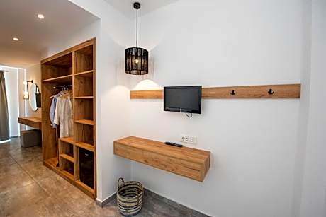 Deluxe Junior Suite with Sharing pool