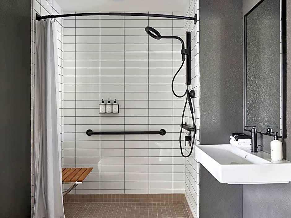 Slackline Moab, Outset Collection by Hilton