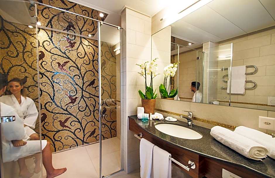 International au Lac Historic Lakeside Hotel