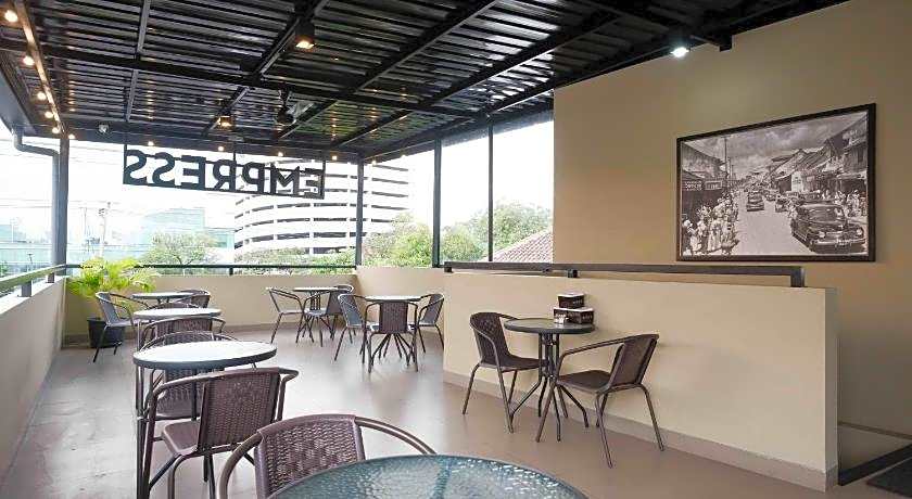 SANS Hotel Empress Simpang Lima