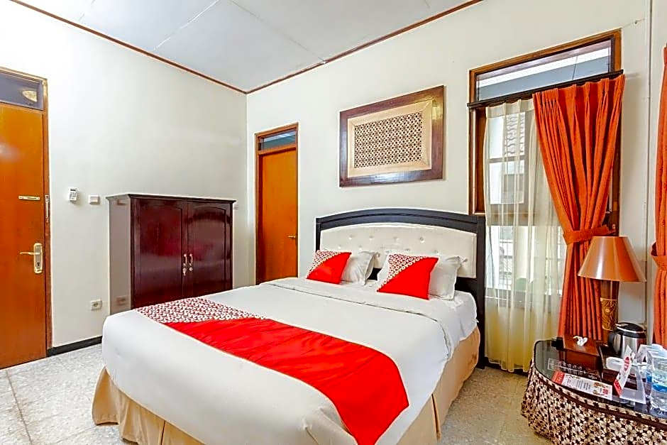 OYO 261 Sasono Putro Guest House